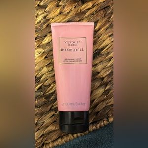 Victoria’s Secret Bombshell lotion like new pack of 2
